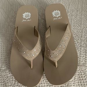 Never worn Yellow box flops flops size 10